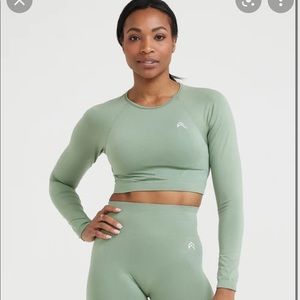Oner Active effortless sage long sleeve crop